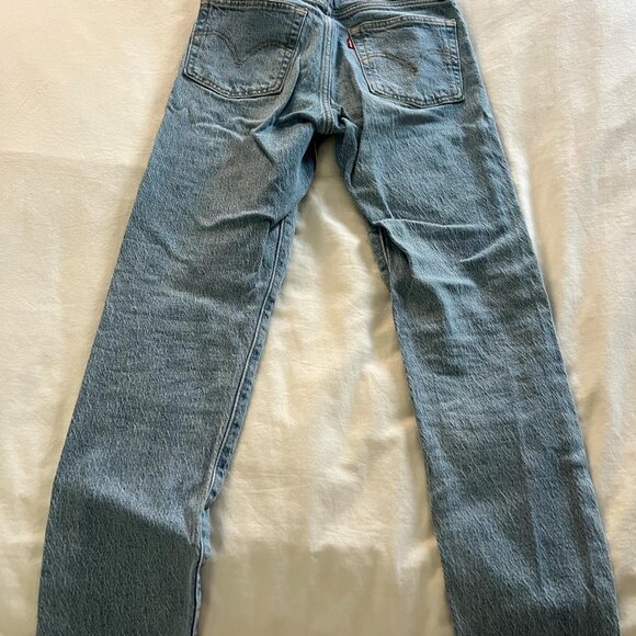 Levi’s Light Straight Leg Jeans – Classic & Trendy! - Picture 5 of 6